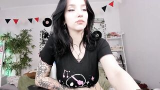 Watch vivian_qwerty HD Porn Video [Chaturbate] - tattoo, 18, squirt, bigboobs, braces